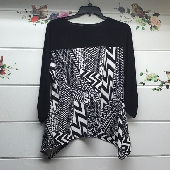Black and White Asymmetrical Graphic Tunic with 3/4 Sleeves - Picture 4 of 4